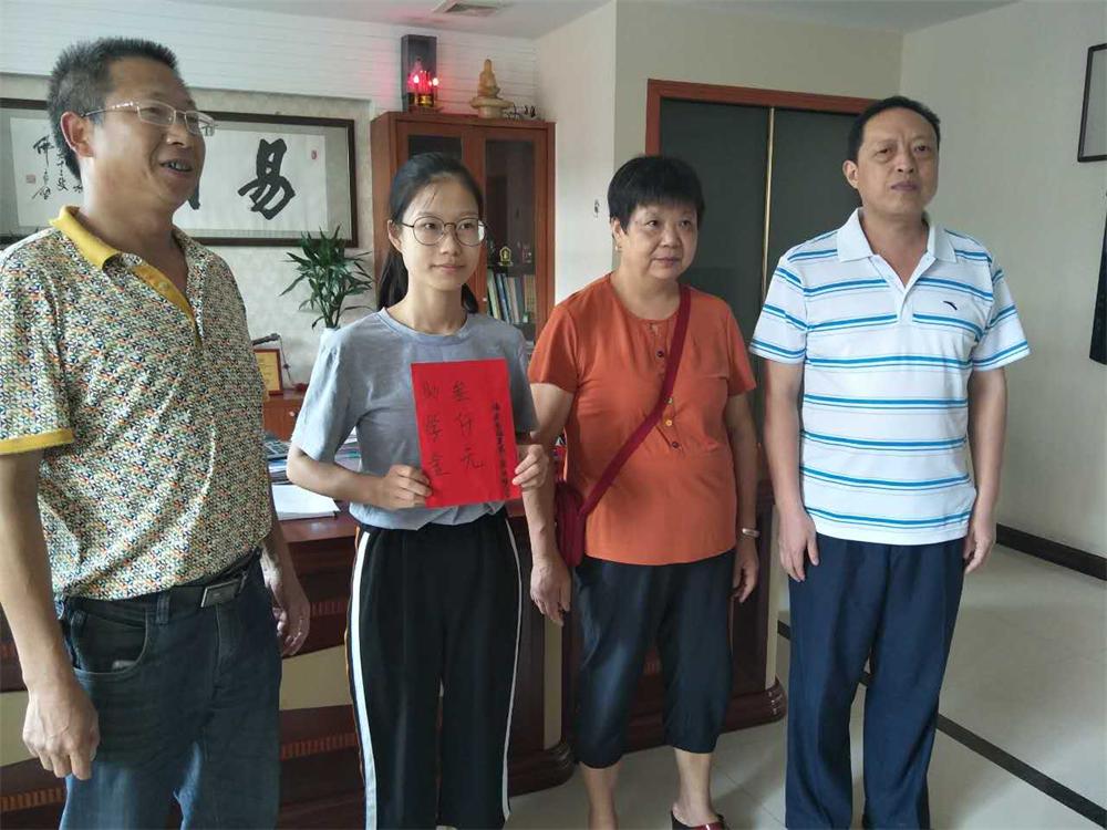 福建易順建筑工程有限公司2017年第一屆：“金秋助學(xué)，學(xué)子圓夢，誠信你我，感恩社會(huì)”