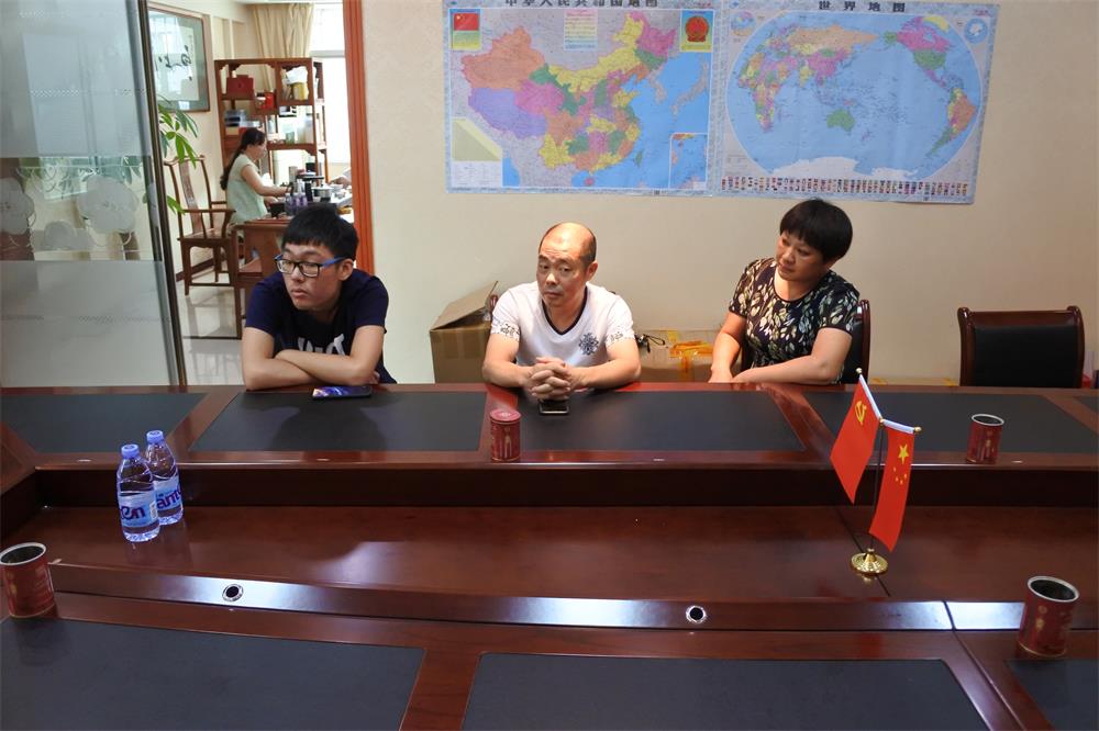 知識改變人的命運，公司職工子女考上大學 單位頒發助學金