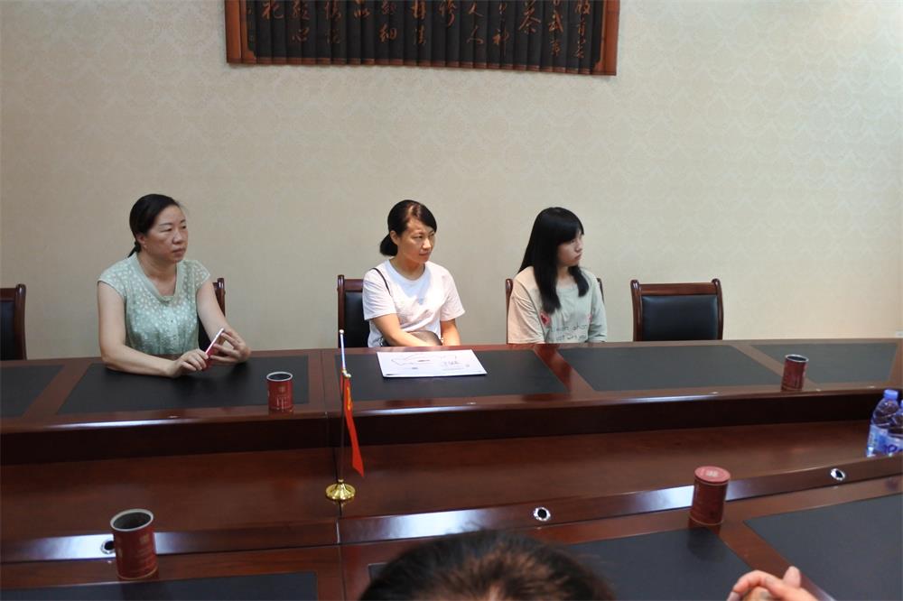 知識改變人的命運，公司職工子女考上大學 單位頒發助學金