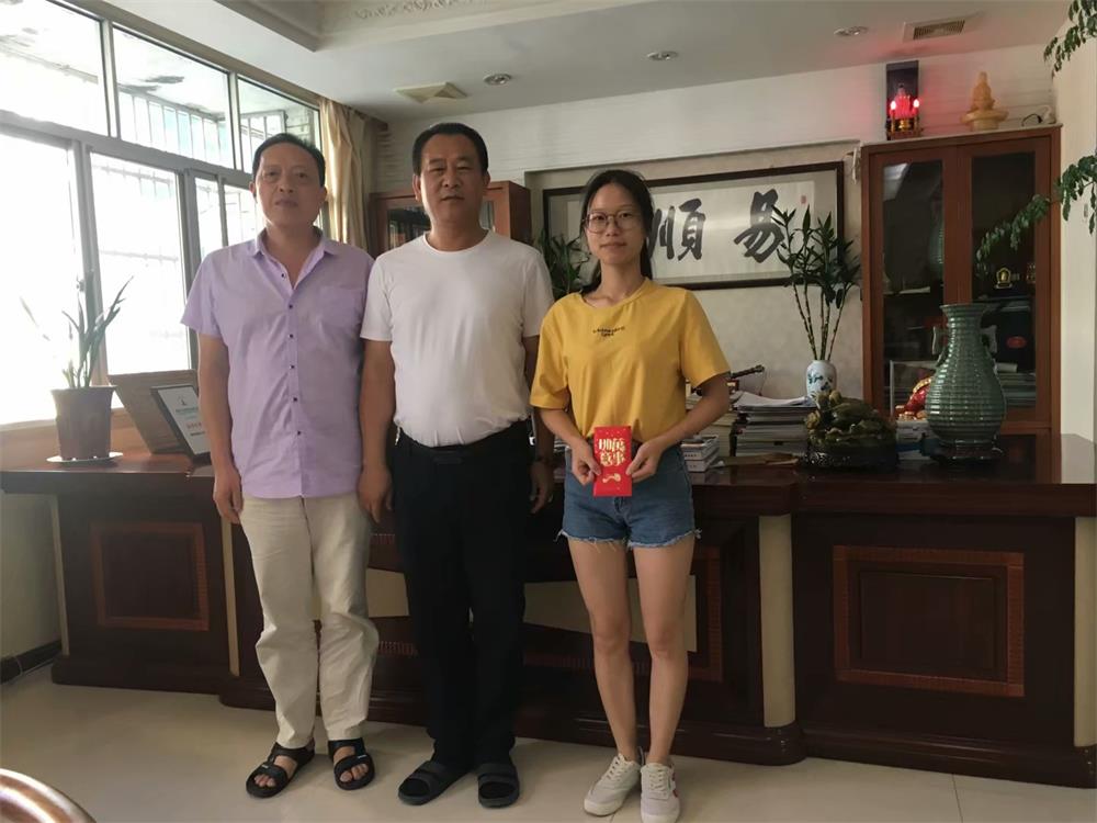 知識改變人的命運，公司職工子女考上大學 單位頒發助學金